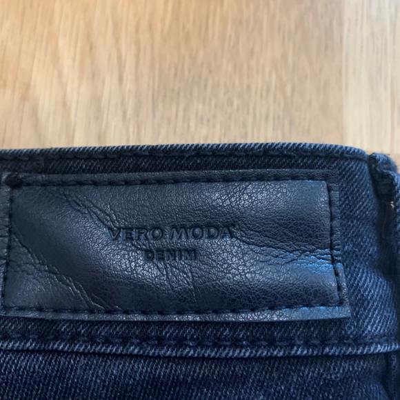 Vero Moda, Seven Mid-waist Slim fit, Black denim short. - Picture 8 of 8